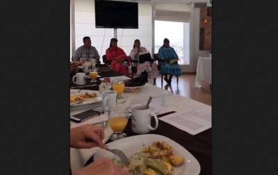 Critican a diputados por desayunar mientras atendían a rarámuris