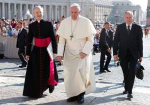 Papa Francisco llama a cumbre sobre abuso sexual de clérigos contra niños