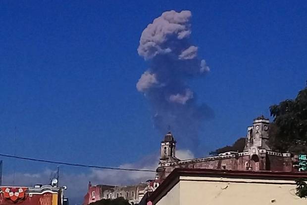 VIDEOS: Popocatépetl lanza dos fumarolas de casi 2 km de altura sobre Atlixco