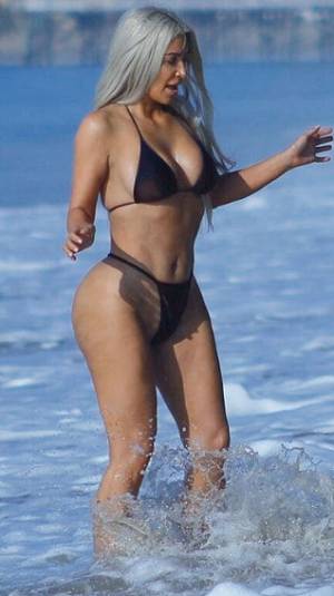 FOTOS: Kim Kardashian reapareció en bikini por la playa