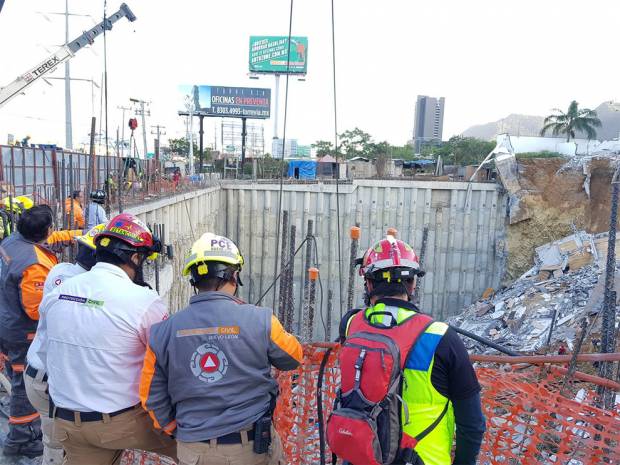 Obra de un estacionamiento tumba casas en Monterrey; un muerto