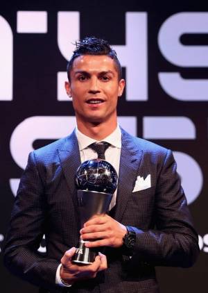 Cristiano Ronaldo se llevó el The Best e igualó a Messi con cinco