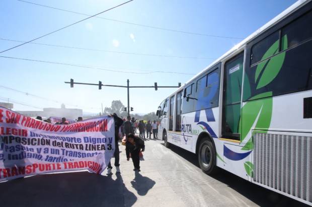 Diputado Espinosa colapsa tráfico en bulevar Valsequillo; encabeza protesta contra Ruta