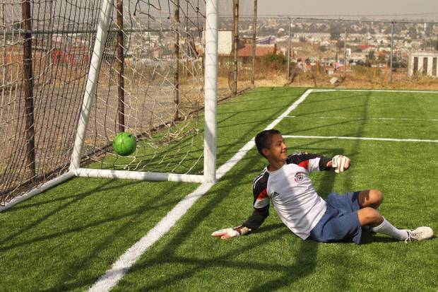 Rehabilitan canchas de futbol en la Romero Vargas, Amalucan y Agua Santa