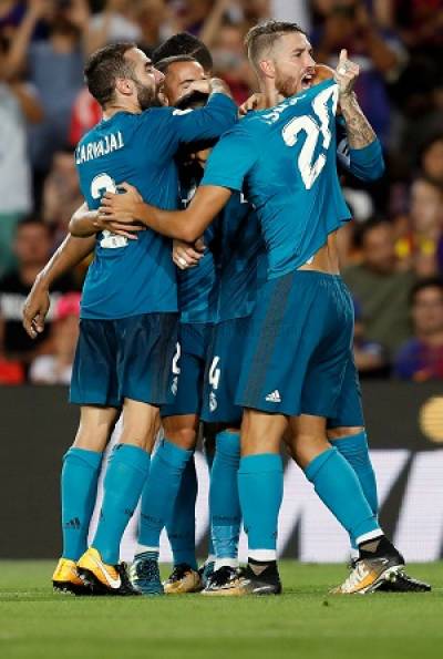 Real Madrid se llevó ventaja 3-1 sobre Barcelona en la Supercopa de España