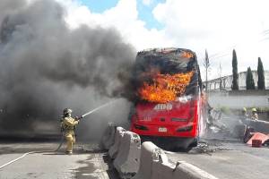 Un calcinado y 15 heridos dejó colisión entre camión y vehículos en Amozoc