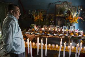 FOTOS: Familiares de víctimas del sismo en Atzala los recordaron con altar