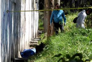 Hallan dos cadáveres baleados y acuchillados en Puebla capital