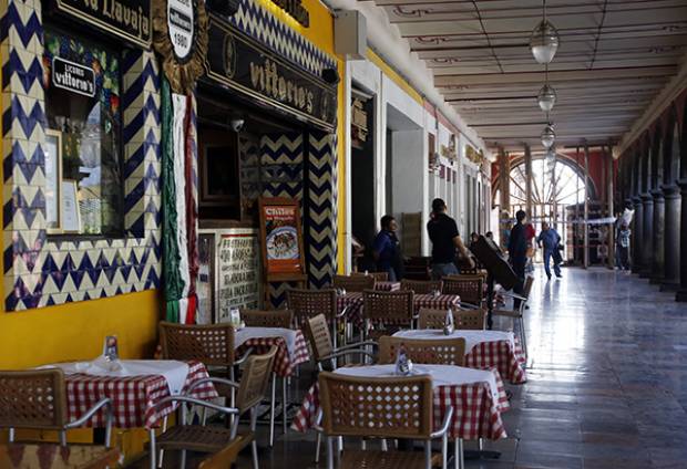 Con descansos y vacaciones intentan frenar despidos en restaurantes de Puebla