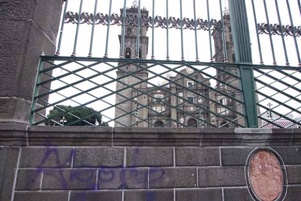 Ayuntamiento de Puebla despinta inmuebles vandalizados por grupo feminista