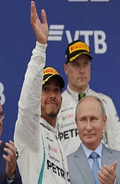 Lewis Hamilton acaricia su quintó título de la Fórmula Uno