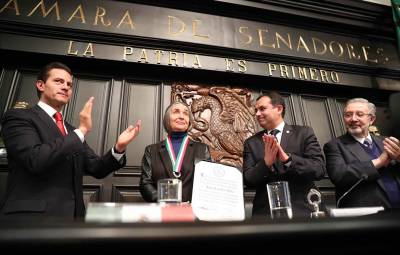 Julia Carabias pide debatir Ley de Seguridad al recibir medalla del Senado