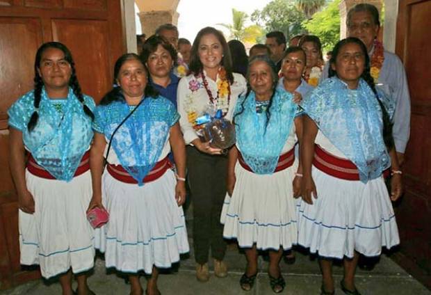 Dinorah López de Gali entrega apoyos alimentarios a familias de Zapotitlán de Méndez