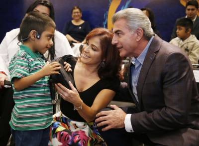 Gobierno de Puebla entrega aparatos tecnológicos a niños con discapacidad