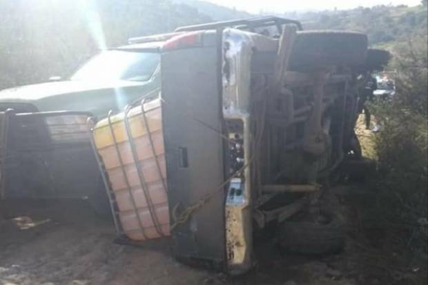 Vuelca camioneta huachicolera tras persecución en Tlalancaleca