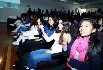 Para dar auxilio inmediato, entregan “pulseras rosas” a universitarias de Puebla