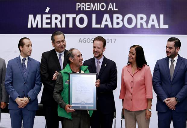 Luis Banck entrega a 14 ciudadanos el Premio al Mérito Laboral