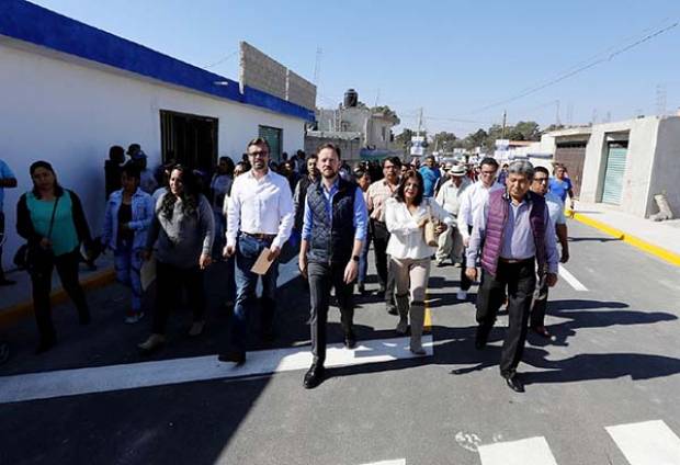 Estado y municipio mejoran calles al nororiente de la capital de Puebla