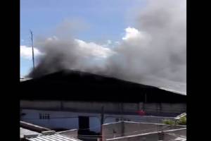 FOTOS: Incendio en bodega de reciclaje alertó a vecinos de la colonia Santa Rosa