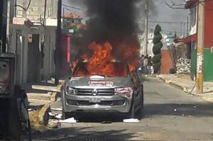 Comando armado desaloja a antorchistas y quema vehículos en San Pedro Zacachimalpa