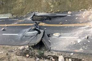 Abren paso provisional por derrumbe en la autopista Cuacnopalan-Oaxaca