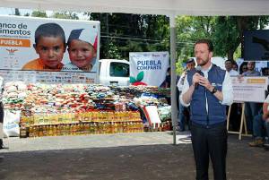 Alcalde Banck entrega tres toneladas de alimentos a Puebla Comparte