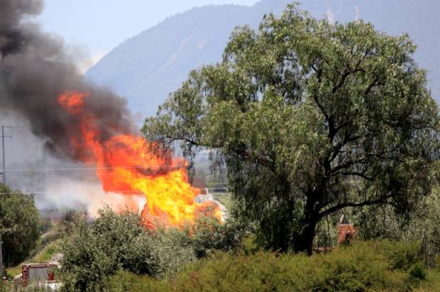 Ducto de gas en Acajete arde más de 24 horas por toma clandestina