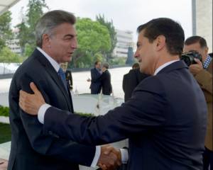 Tony Gali acude a izamiento de banderas encabezado por Peña Nieto