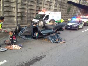 Cayó vehículo del segundo piso de la autopista México-Puebla; seis heridos