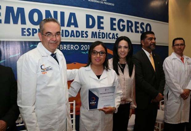 Egresan 132 médicos que cursaron una especialidad en hospitales de la Secretaría de Salud de Puebla