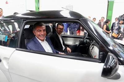 Zacua inaugura planta de ensamblaje de autos eléctricos en Puebla