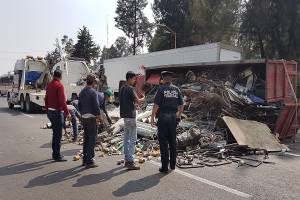 FOTOS: Volcó tráiler con material reciclable en la autopista México-Puebla