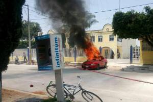 Queman auto y enfrentan a policías para linchar a cuatro asaltantes en Tochtepec