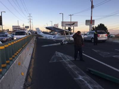 Avioneta aterriza de emergencia sobre bulevar de Toluca