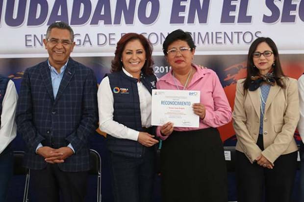 Dinorah López de Gali reconoce a personal del DIF certificado en atención al ciudadano