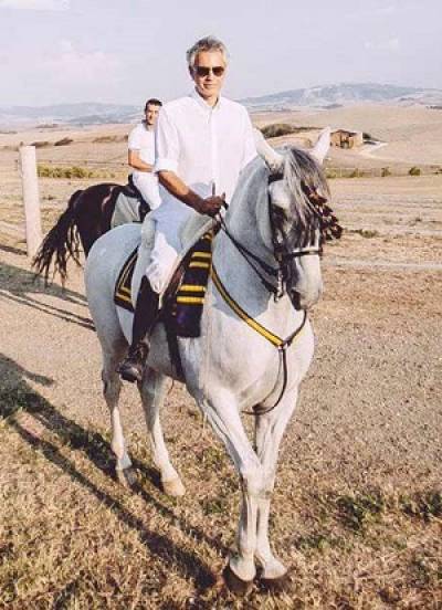 Andrea Bocelli fue hospitalizado tras caer de un caballo