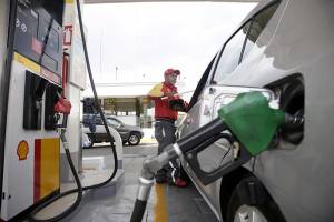 Hacienda no descarta más alzas al precio de las gasolinas