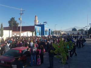Cierran la Puebla-Tehuacán para exigir salida de maestra golpeadora