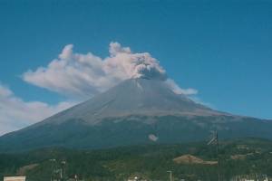 Popocatépetl lanza fumarola de 600 metros con contenido leve de ceniza
