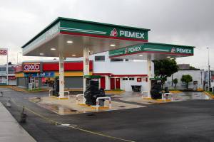 Ayuntamiento cierra tres gasolineras de “El Cachetes” e investiga a Eduardo Rivera por permisos