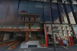 Cayó vidrio del Hotel Gilfer en Puebla, una mujer resultó lesionada