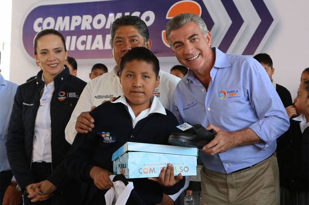 Tony Gali entrega paquetes escolares que ahora incluyen 790 mil zapatos