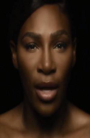 VIDEO: Serena Williams cantó en topless en campaña contra cáncer de mama