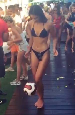 VIDEO: Bella chica domina el balón mientras presume bikini