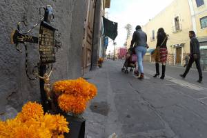 Con flores y cruces, recuerdan a los fallecidos por el sismo en Puebla