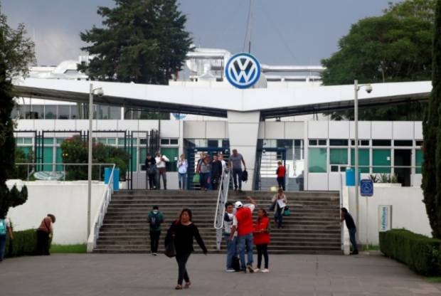 Salen 450 trabajadores eventuales de Volkswagen de Puebla