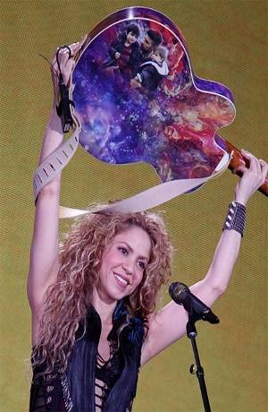 Shakira es criticada por utilizar símbolo nazi en concierto