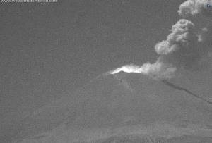 Popocatépetl registró explosión e incandescencia en cráter