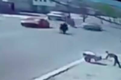 VIDEO: Mensajero en moto cae en alcantarilla en San Sebastián de Aparicio