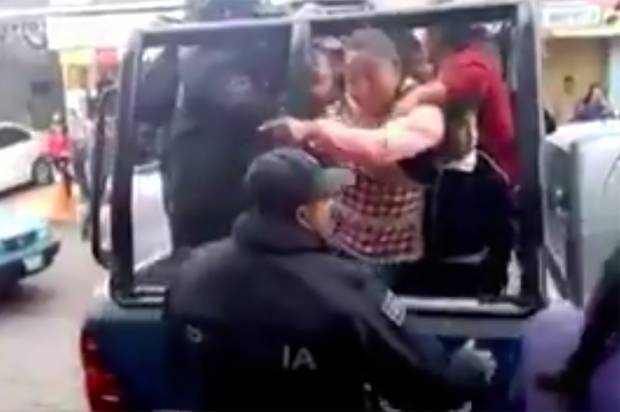 VIDEO: Policías arremeten contra tortilleras en Tehuacán con todo y un niño